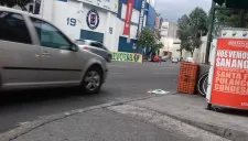 Aficionados sostienen una manta en apoyo al América