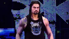 Roman Reigns hace su entrada