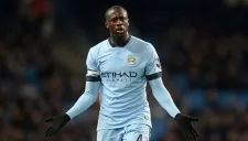 Yaya Touré reclama una jugada en partido del Manchester City