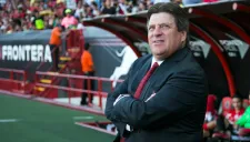 Miguel Herrera observa juego de Xolos en la banca