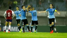 Jugadores de Uruguay celebran una anotación ante Paraguay