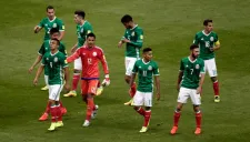 Futbolistas del Tri caminan en el césped del Azteca