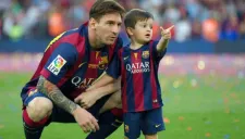 Lionel Messi y su hijo Thiago en el Camp Nou