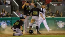 Jugadores de Pericos celebran una carrera en home