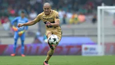 Darío Verón intenta un disparo en un partido de Pumas