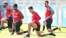 Chicharito realiza estiramientos en práctica del Leverkusen