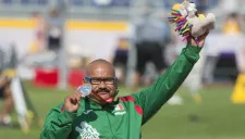 Luis Zepeda festeja con su medalla de plata