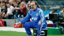 Marcelo Bielsa da indicaciones durante un partido