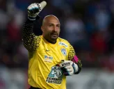 Óscar Pérez visualiza el campo y anima a sus compañeros de equipo