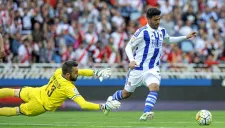 Carlos Vela conduce el esférico en partido de la Real Sociedad