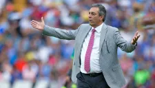 Tomás Boy reclama una jugada en un partido de Cruz Azul