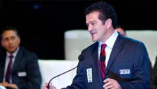 Carlos Hermosillo en ceremonia de investidura en el salón de la fama