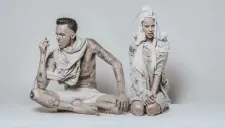 Yolandi Visser y Ninja en una sesión de fotos