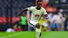 Renato Ibarra en un partido del América