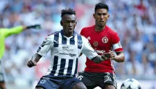 Elis y Median pelean un balón durante le encuentro