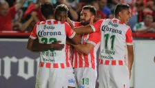 Jugadores de Necaxa celebran durante el encuentro