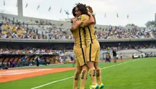Britos y Barrera festejan uno de los goles de Pumas