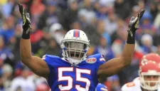 Jerry Hughes en un partido de los Bills de Buffalo