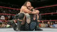 Momento en que Rusev le aplica un Accolade a Reigns