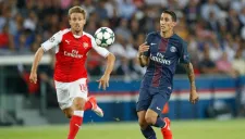 Ángel Di Maria y Monreal compiten por quedarse con el balón