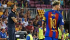 Luis Enrique realiza indicaciones táctica durante el juego entre Barcelona y Celtic