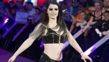 Paige ingresa al ring en un evento de WWE