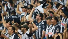 Aficionados de Monterrey en duelo de los Rayados