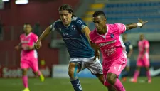 Efraín Juárez pelea un balón contra Yoel Barcenas