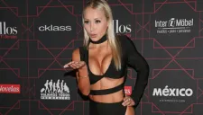 Daniella Chávez posa sexy en alfombra roja