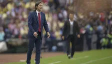 Matías Almeyda da indicaciones en Clásico Joven