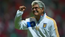 Ricardo 'Tuca' Ferreti sonríe y celebra un triunfo de Tigres por la Liga MX