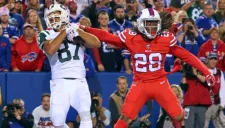 Decker recibe en zona de anotación