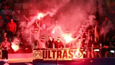 Ultras del Dortmund portan bengalas en las gradas