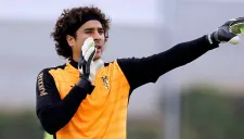 Guillermo Ochoa en un entrenamiento con el Granada