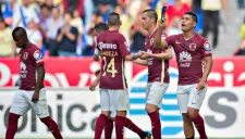 Los jugadores de América celebrando una anotación