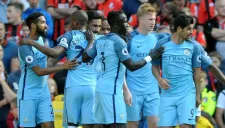 Jugadores del Manchester City se felicitan tras un gol