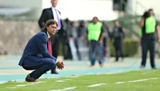 Almeyda mira a su equipo en el juego frente a Toluca