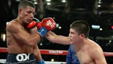 De la Hoya conecta un golpe a De Valle