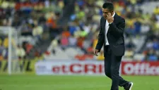Ambriz camina sobre el cesped del Azteca tras caer frente a León