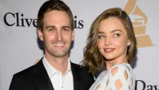 Miranda Kerr y Evan Spiegel llegan a una gala en EU