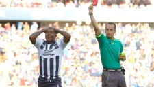 Galvan Basulto muestra la tarjeta roja a Dorlan Pabón en duelo contra Gallos