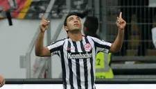 Marco Fabián celebra su gol frente al Bayer Leverkusen