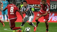 Marco Fabián conduce el balón entre dos jugadores del Ingolstadt