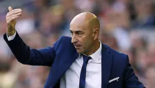 Pako Ayestarán en reclamo al árbitro