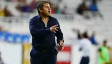 Daniel Guzman da indicaciones en un juego