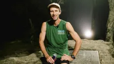 Karl Meltzer posa al terminar el Appalachian Trail