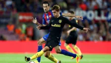 Antoine Griezmann conduce balón ante la presión de Busquets