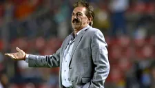 La Volpe da indicaciones desde el banquillo