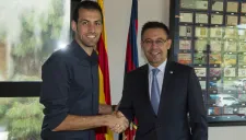 Busquets posa con Bartomeu tras firmar su renovación