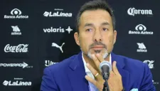Gustavo Matosas en conferencia de prensa cuando dirigía al Atlas